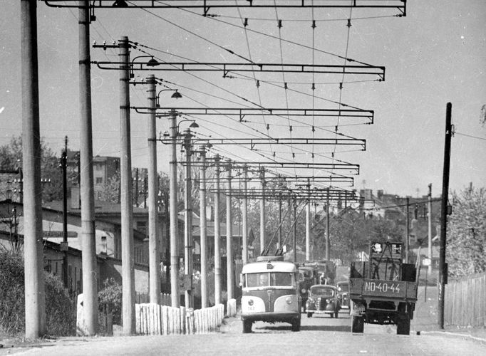 Trolejbus Tatra T400 na lince č. 56 v Novovysočanské ulici poblíž Krejcárku. V 50. letech byla móda vyrábět pro trolejbusové tratě betonové sloupy trakčního vedení.