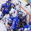 Hokejové finále Pardubice vs. Vítkovice začalo pěkně zostra, o vzájemné potyčky a strkanice v brankovišti nebyla nouze.