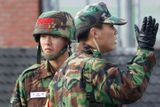 Jihokorejští vojáci hlídají přístav na ostrově Jonpchjong a koordinují evakuaci.