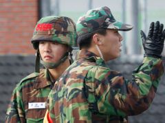 Jihokorejští vojáci hlídají přístav na ostrově Jonpchjong.