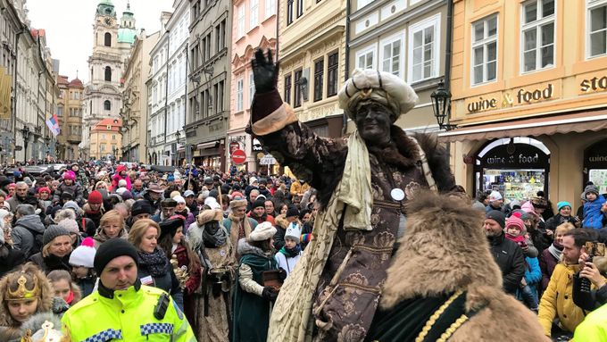 Tříkrálový průvod, který připomíná konec Vánoc a upozorňuje na charitativní sbírku, prošel 6. ledna za velké pozornosti kolemjdoucích centrem Prahy.