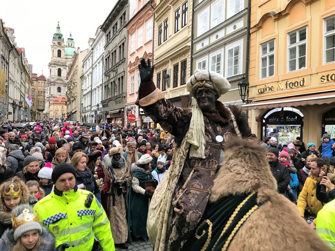 Tříkrálový průvod, který připomíná konec Vánoc a upozorňuje na charitativní sbírku, prošel 6. ledna za velké pozornosti kolemjdoucích centrem Prahy.