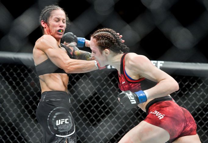 Lucie Pudilová vs. Liz Caramouchová na UFC v Praze