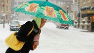 Chodkyně v Bostonu s námahou přechází ulici