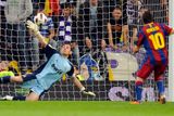 Messi s jistotou proměňuje, Iker Casillas se natahuje marně - 1:0.