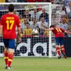 Xabi Alonso střílí gól během čtvrtfinálového utkání Španělska s Francií na Euru 2012