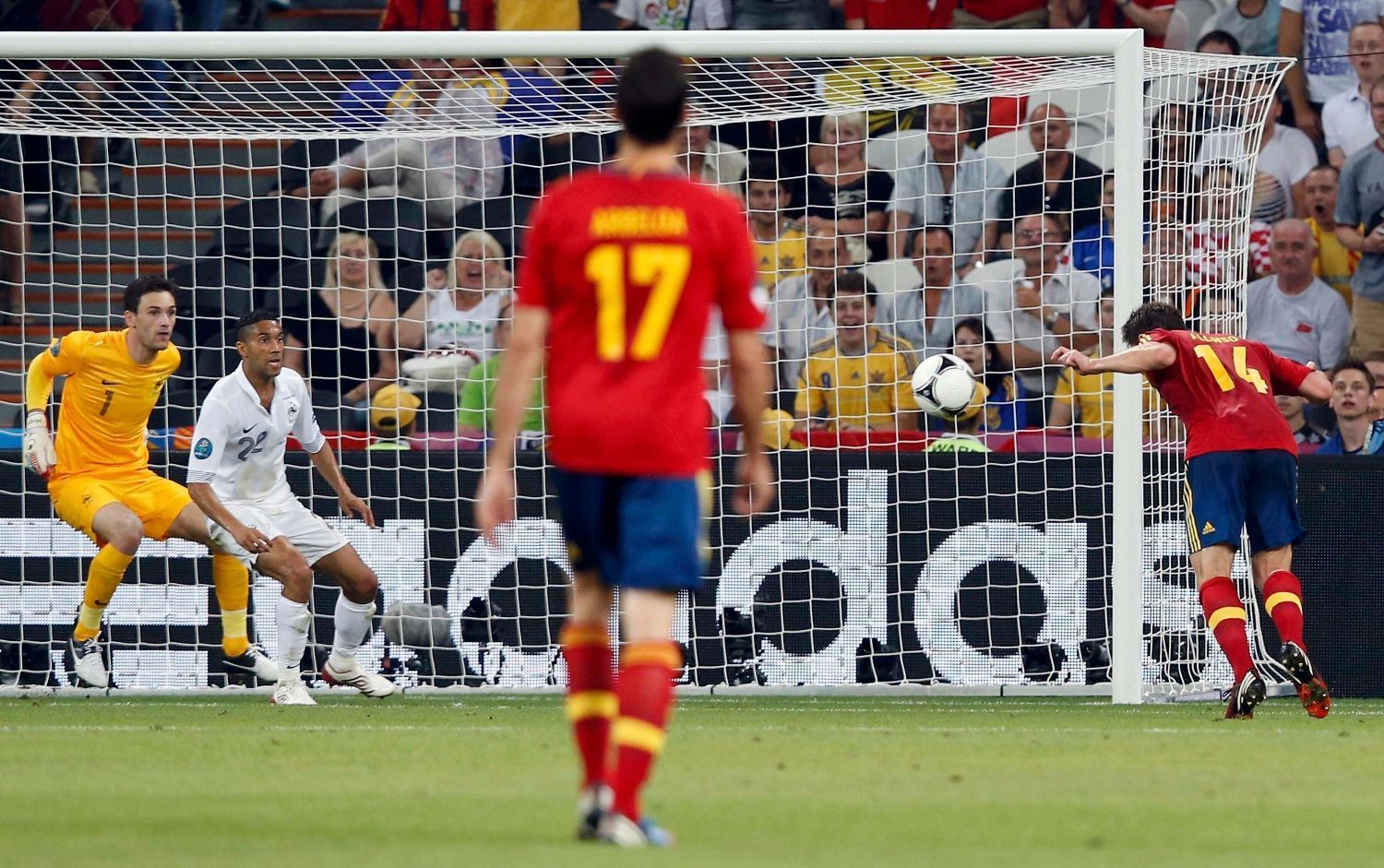 Xabi Alonso střílí gól během čtvrtfinálového utkání Španělska s Francií na Euru 2012