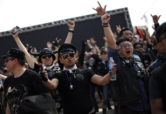 Harley Davidson riders attend at the annual Harley Davidson National Rally in Qian Dao Lake, in Zhejiang Province May 11, 2013. Around 1,000 Harley Davidson enthusiasts from all over China met to celebrate the 5th Harley Davidson National Rally in China, as part of the company's 110-year anniversary. Major Chinese cities ban motorcycles from circulating on highways and major avenues. Meanwhile, Harley Davidson motorbikes are considered by Chinese tax authorities to be luxury items, so they are taxed at extremely high rates-- sometimes the taxes alone is equivalent to the bike's U.S. price tag. Traffic and transportation authorities have also weighed in, putting Harleys in the same category as electric bikes, horses and bicycles, meaning that they cannot be on highways and major avenues. Picture taken May 11, 2013. REUTERS/Carlos Barria (CHINA - Tags: TRANSPORT SOCIETY TPX IMAGES OF THE DAY) Published: Kvě. 13, 2013, 11:04 odp.