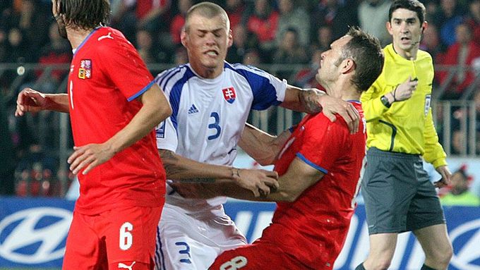 Martin Škrtel v souboji s českými fotbalisty