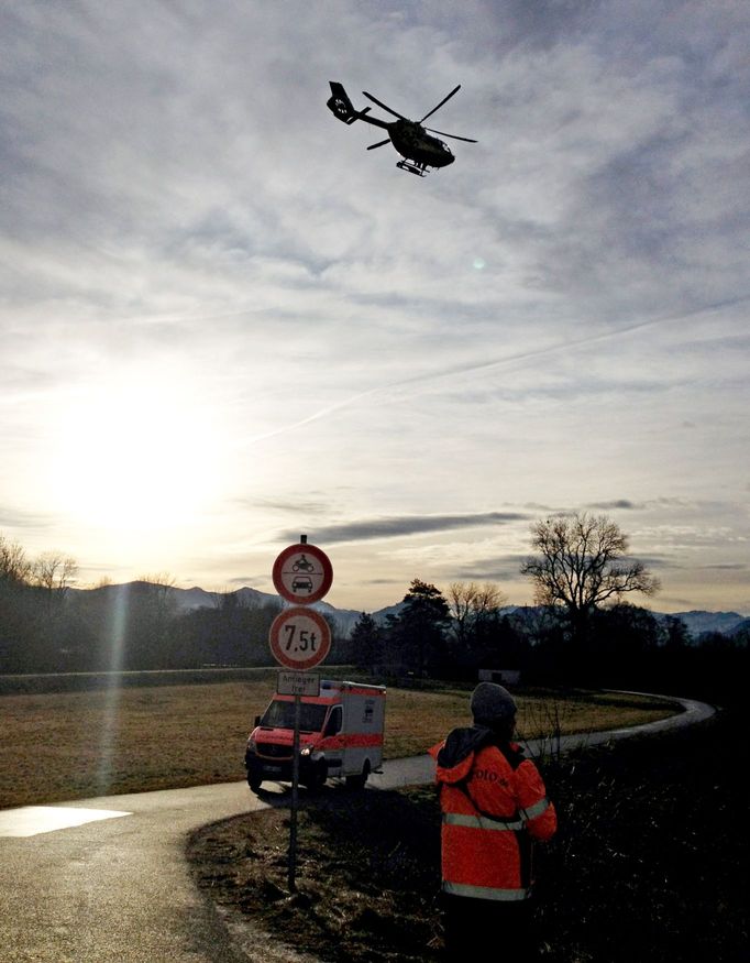 Vůz záchranné služby nedaleko místa, kde došlo k vlakové srážce.