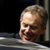 A na tomto snímku už Blair opouští Downing Street ve své limuzíně.
