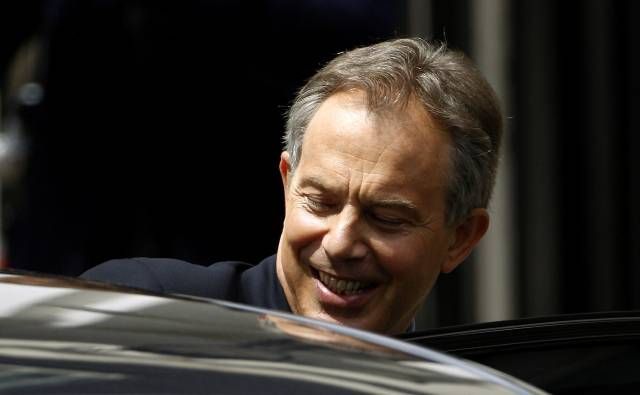 A na tomto snímku už Blair opouští Downing Street ve své limuzíně.
