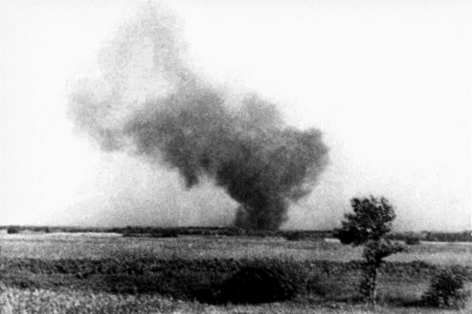 Pohled na stoupající kouř z požáru nacistického tábora smrti Treblinka II. v Polsku, který vznikl během povstání vězňů dne 2. srpna 1943.