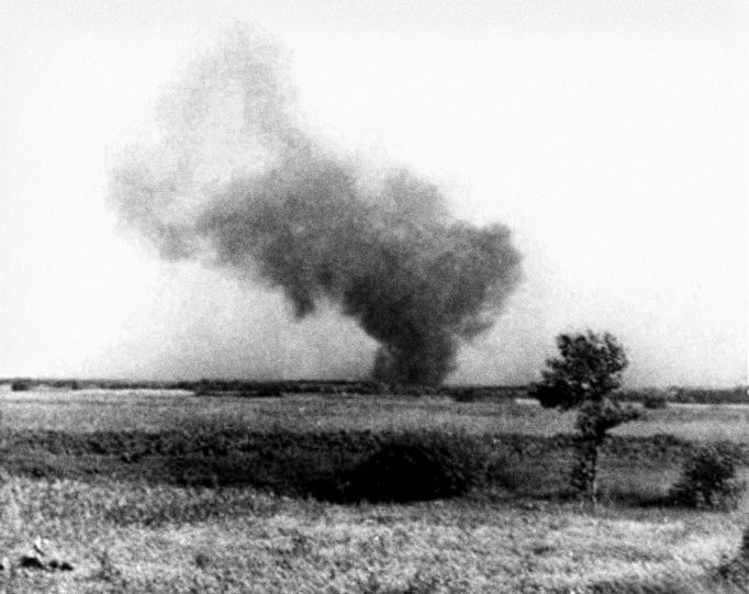 Pohled na stoupající kouř z požáru nacistického tábora smrti Treblinka II. v Polsku, který vznikl během povstání vězňů dne 2. srpna 1943.