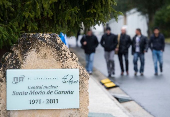 JE Santa María de Garona patří k vůbec nejstarším. Cedulka (na snímku) je v upomínku ke 40. narozeninám. JE se začala stavět v roce 1966, připojena byla roku 1971. Má jeden reaktor.