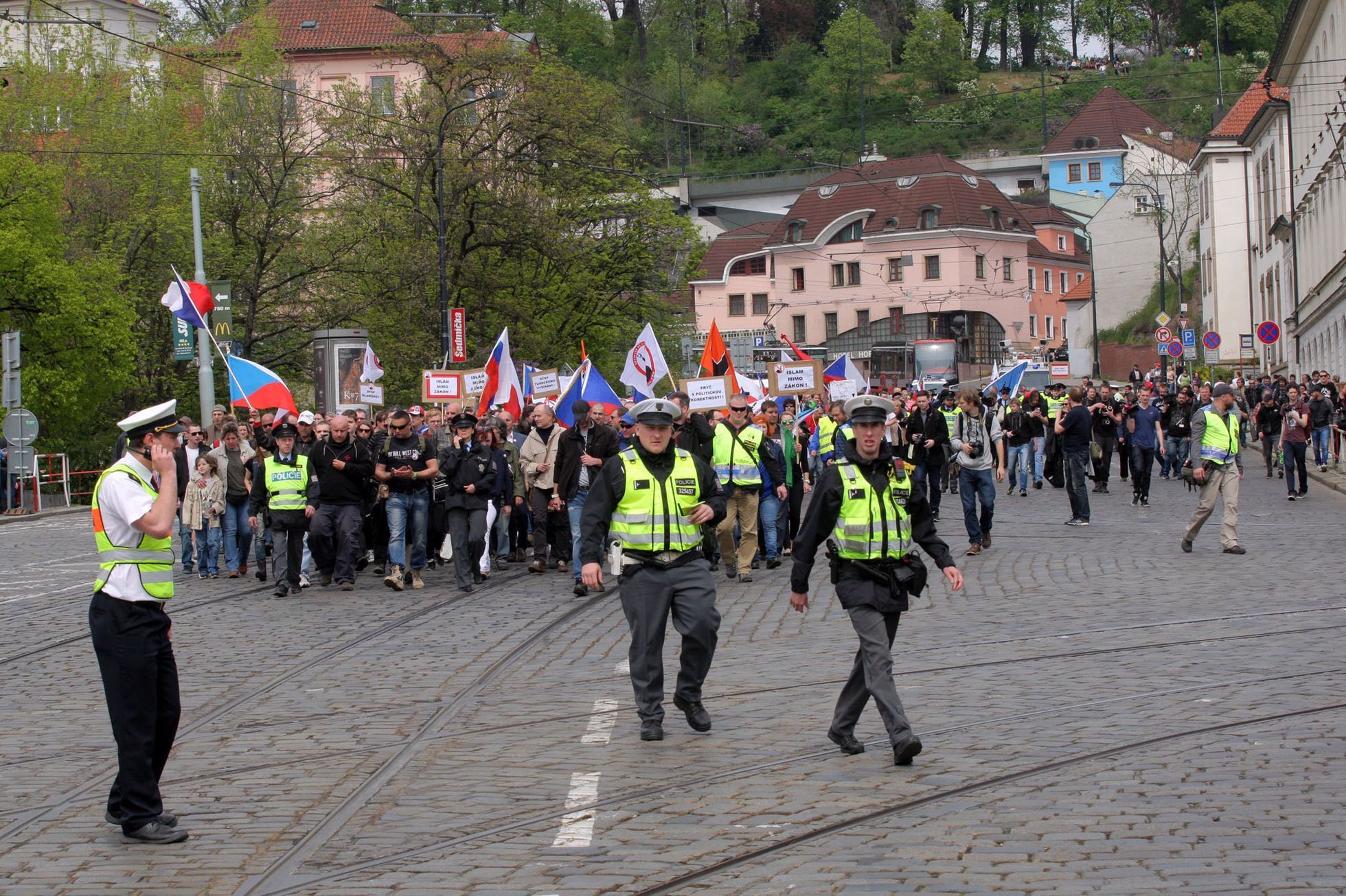 Blok proti islámu demonstruje na 1. máje