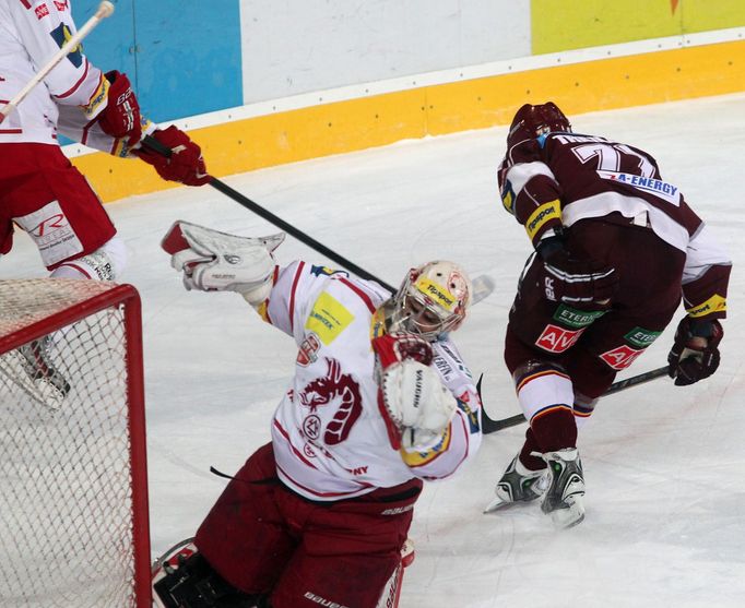 Hokej, extraliga, Sparta - Třinec: Peter Hamerlík - Sacha Treille