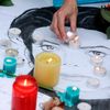 Fanoušci Michaela Jacksona se loučí s králem popu na Staroměstském náměstí v Praze