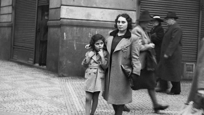 Židé na pražské ulici, snímek z prvních let protektorátu Čechy a Morava. Nosit hvězdu s nápisem "Jude" bylo Židům nařízeno v září 1939.