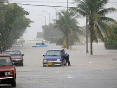 Gustav způsobil v Karibiku přívalové deště. Ulice Havany