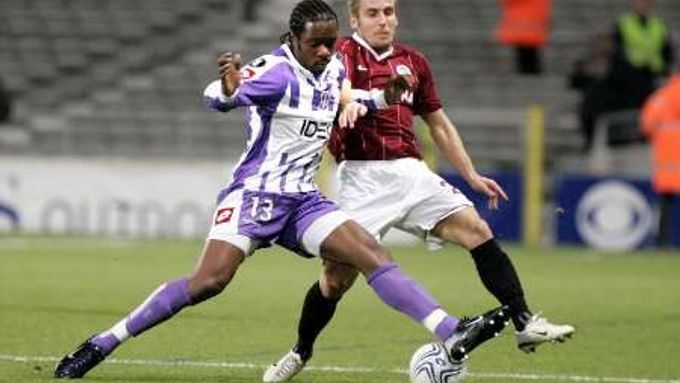 Fotbalista Toulouse Albin Ebondo se přetahuje o míč se sparťanem Miroslavem Matušovičem.
