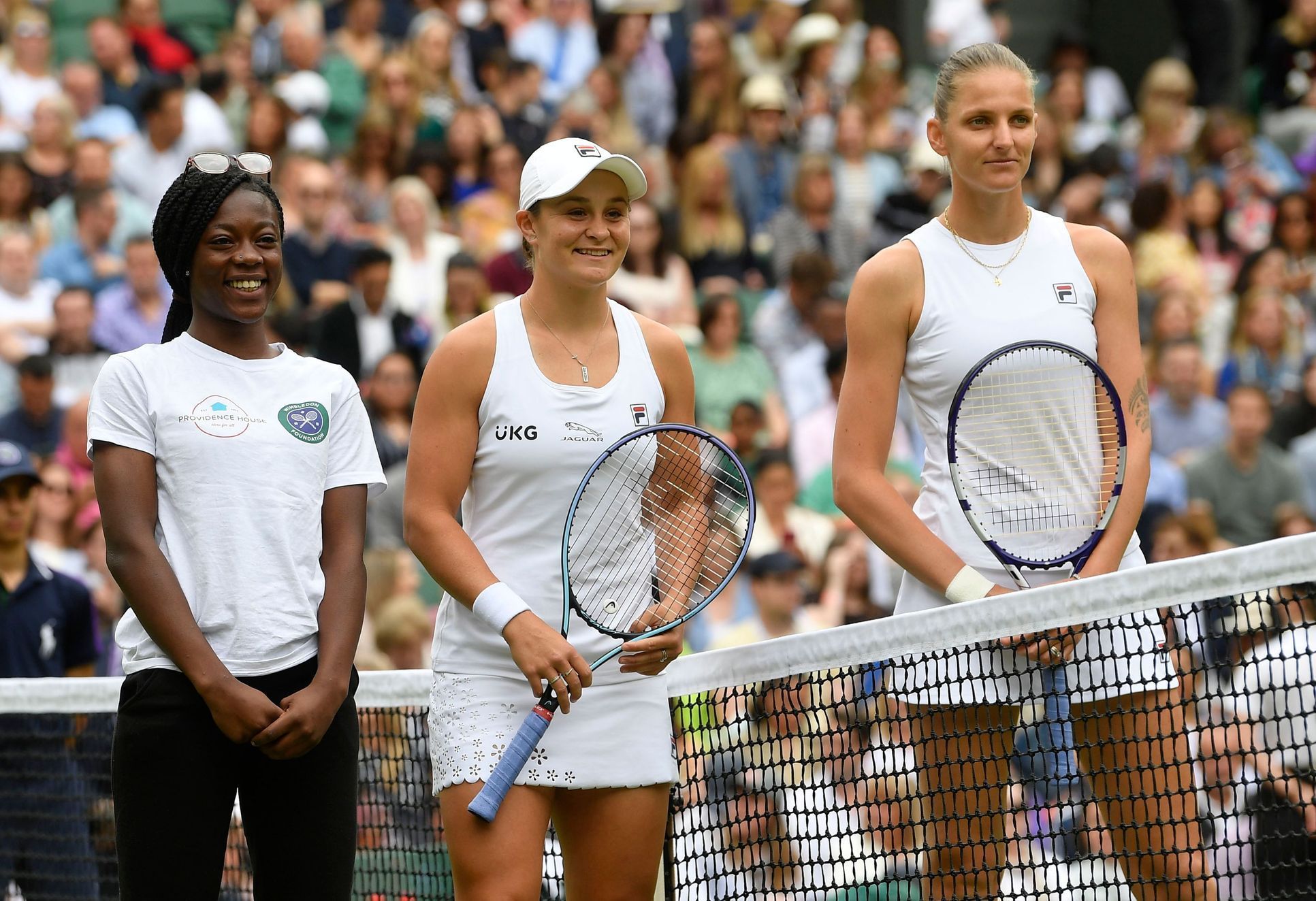 Ashleigh Bartyová a Karolína Plíšková ve finále Wimbledonu 2021