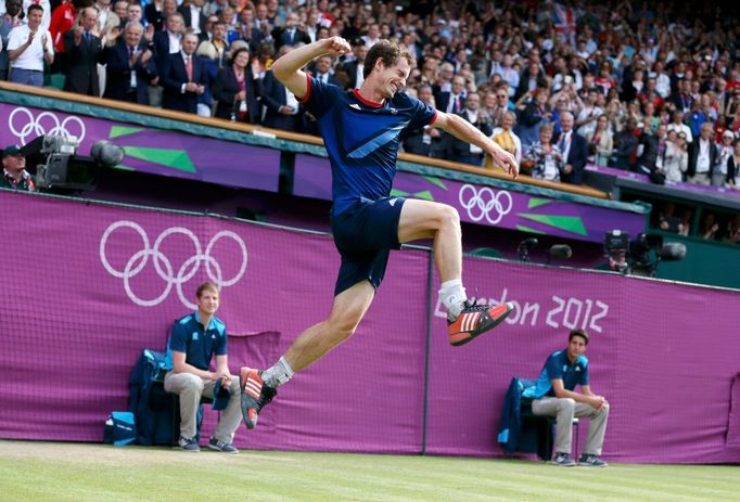 Britský tenista Andy Murray slaví vítězství ve finále olympiády 2012 v Londýně nad Švýcarem Rogerem Federerem.