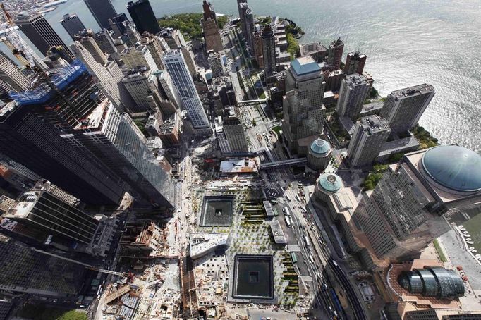 The 9/11 Memorial can be seen from the 90th story of One World Trade Center in New York, April 30, 2012. The addition of iron columns to the 100th story pushed the height of One World Trade above that of the Empire State Building today. REUTERS/Lucas Jackson (UNITED STATES - Tags: CITYSPACE SOCIETY) Published: Kvě. 1, 2012, 1:16 dop.