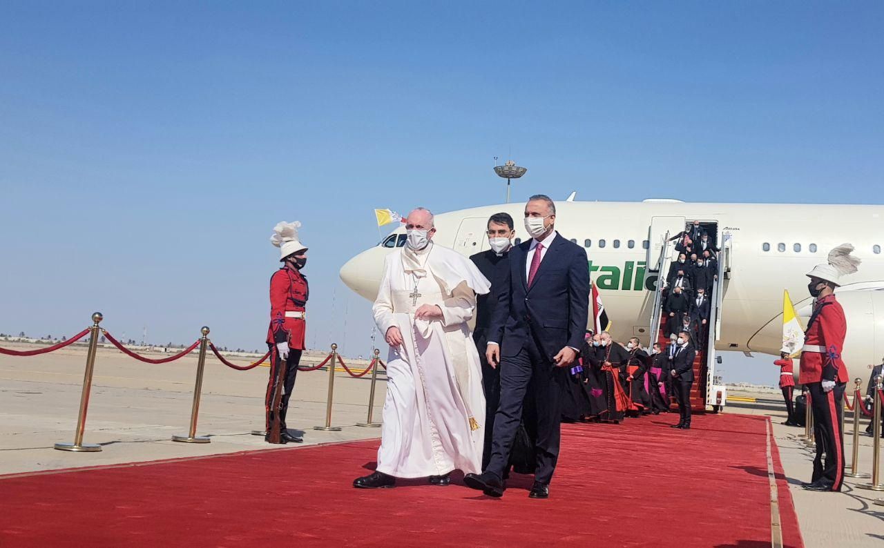 Papež František na návštěvě Iráku, vpravo irácký premiér Mustafa Kázimí.