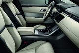 Uvnitř je Velar samozřejmý luxus, na který jsou zákazníci Range Roveru zvyklí. Novinkou je možnost pořídit si potahy sedadel od výrobce luxusních látek, takže odpůrci kůže mají vyhráno.