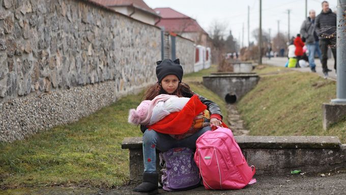 Ukrajinská holčička na ukrajinsko-slovenské hranici.