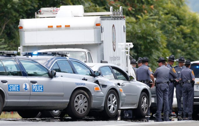 Policie na uzavřené dálnici I-66, kde skončilo pronásledování vraha televizní reportérky a kameramana.