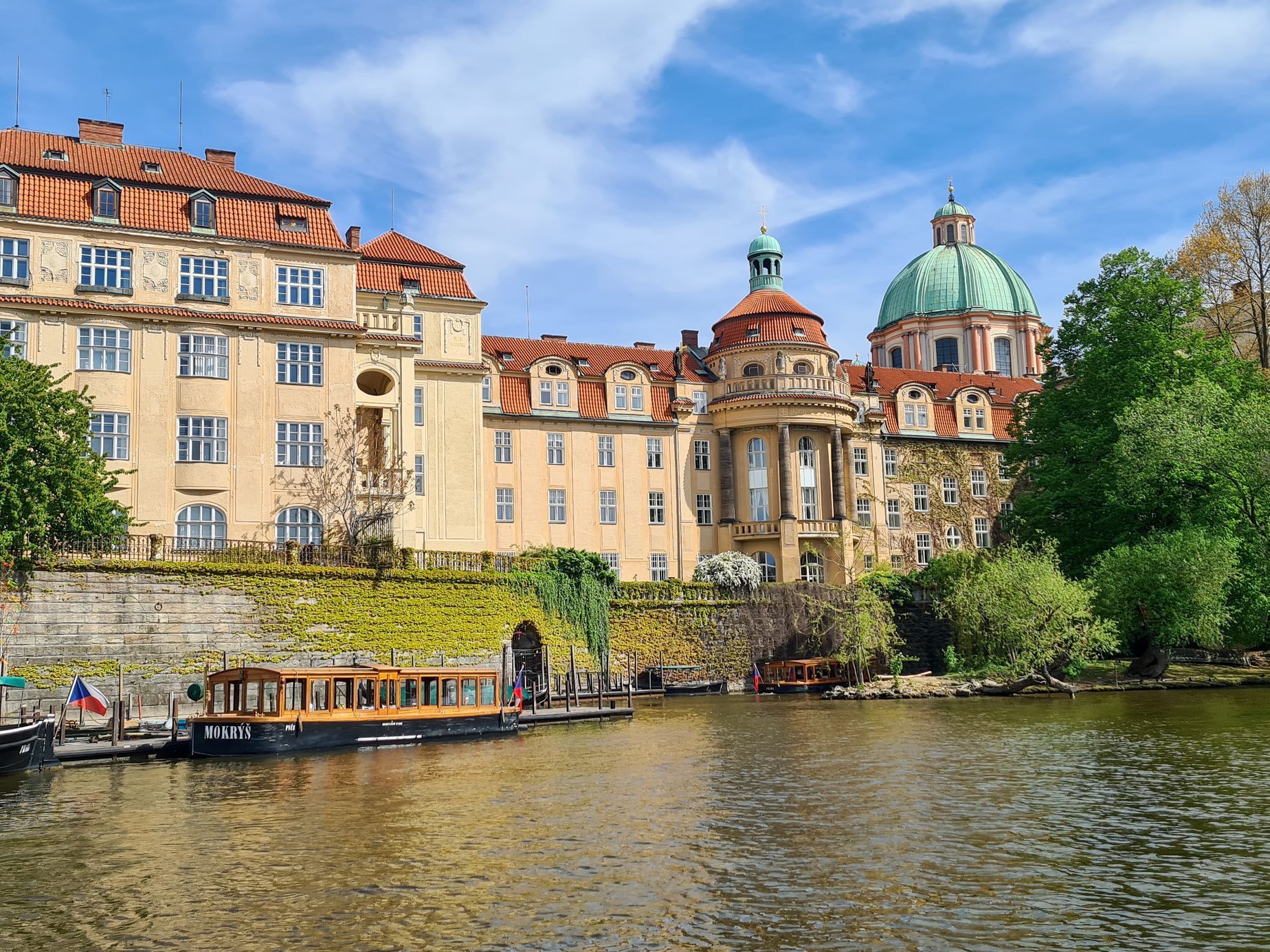 Praha Vltava historická centrum Čertovka