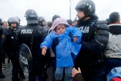 Živě: Slovinci rozmisťují na hranicích obrněné transportéry a žádají Evropskou unii o posily