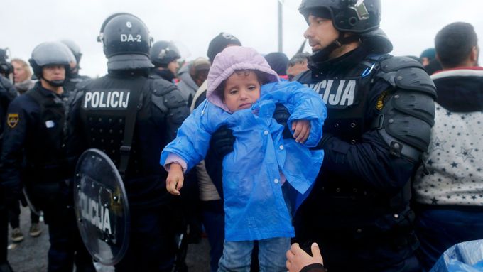 Slovinské bezpečnostní složky pomáhají rodinami s dětmi. V pondělí překročilo hranice do Slovinska na 5 tisíc lidí.