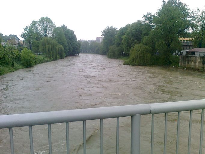 Voda v Českém Těšíně začíná opadávat, Olše se zatím nevylila z koryta.