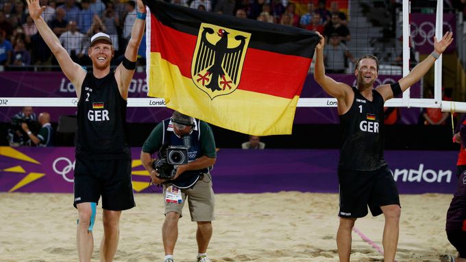 Jonas Reckermann a Julius Brink slaví olympijské zlato v plážovém volejbalu