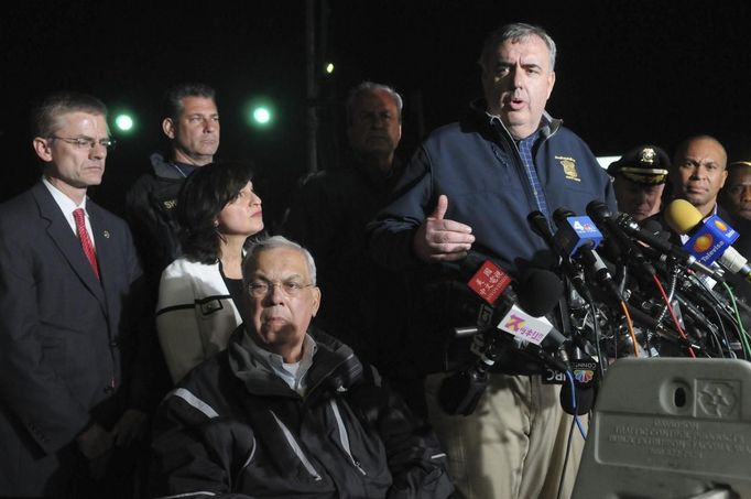 Bostonský policejní komisař Ed Davis vedle starosty města Toma Menina (uprostřed) na tiskové konferenci k dopadení hledaného teroristy.