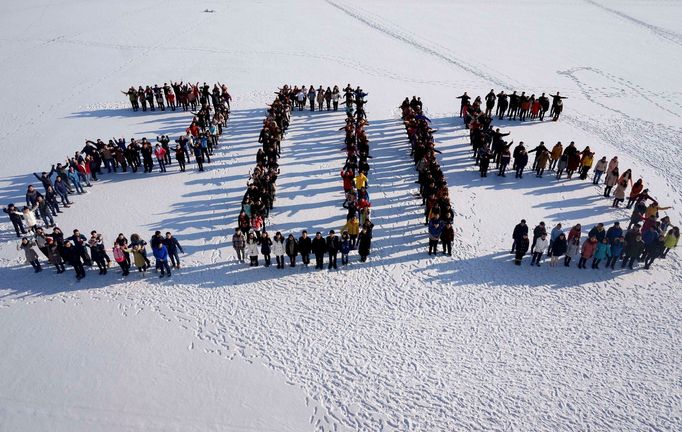 Studenti čínské zemědělské univerzity ve městě Šen-Jang vytvořili letopočet 2015 na sněhu.