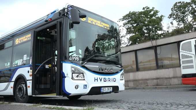 Praha testuje další hybridní autobus