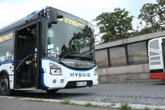 Praha testuje další hybridní autobus. "Vyrobí" až o 30 procent méně emisí než diesel