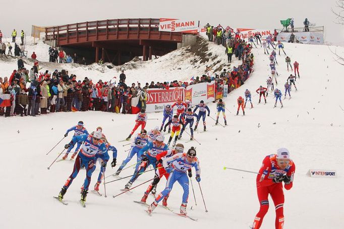 Startovní pole závodu mužů na 50 kilometrů v prvním sjezdu po hromadném startu.