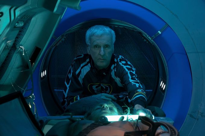 James Cameron při natáčení filmu Avatar: The Way of Water z roku 2022.