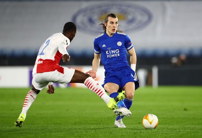 Abdallah Sima a Caglar Söyüncü v odvetě  2. kola  Evropské ligy Leicester  - Slavia