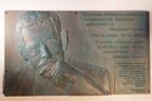Pamětní deska Václava Havla vydržela v Kyjevě měsíc. Poškodili ji zřejmě ukrajinští sběrači kovů