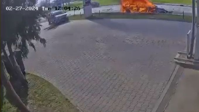 Záznam nehody a požáru policejního BMW.