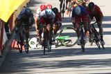 Slovenský cyklista vrazil do soupeře loktem a Cavendish narazil ramenem do bariéry.