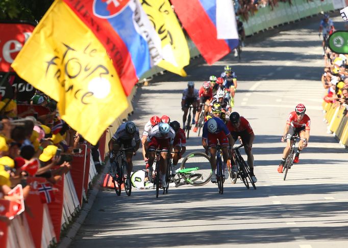 Tour de France, 4. etapa: Pád Marka Cavendishe po té, co ho srazil loktem Peter Sagan.