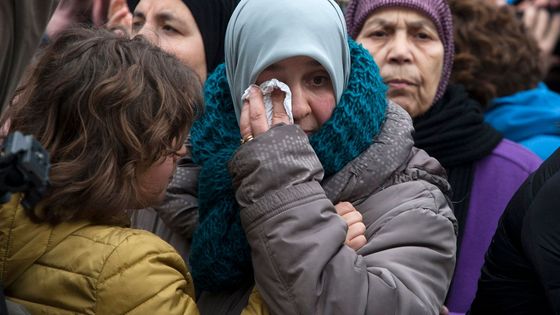 Foto: Lidé v Bruselu drželi minutu ticha. Dodávají si odvahu žít ve městě dál i po útocích