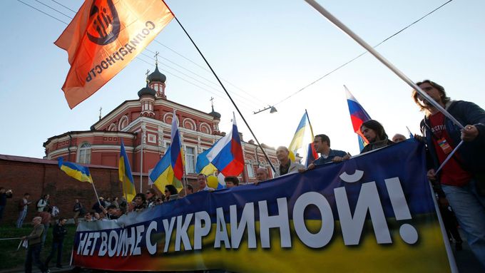 Lidé v Moskvě protestovali proti konfliktu na Ukrajině.